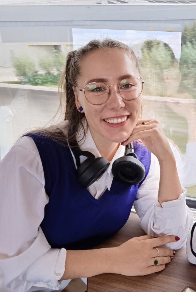 Homepage photo of Shailee - girl on the train