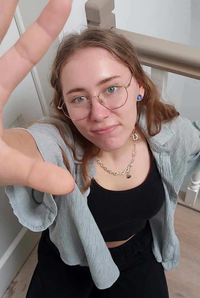 Homepage photo of Shailee - girl selfie 