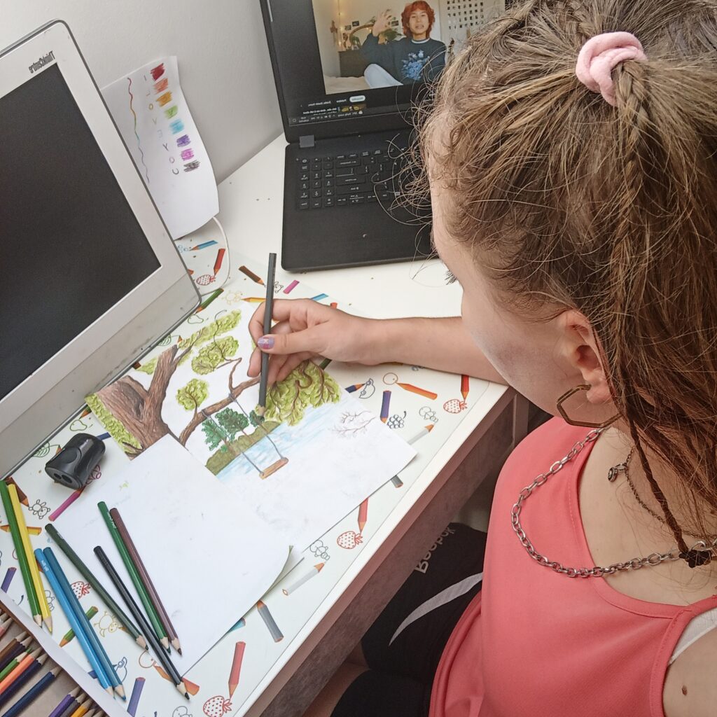 girl drawing 