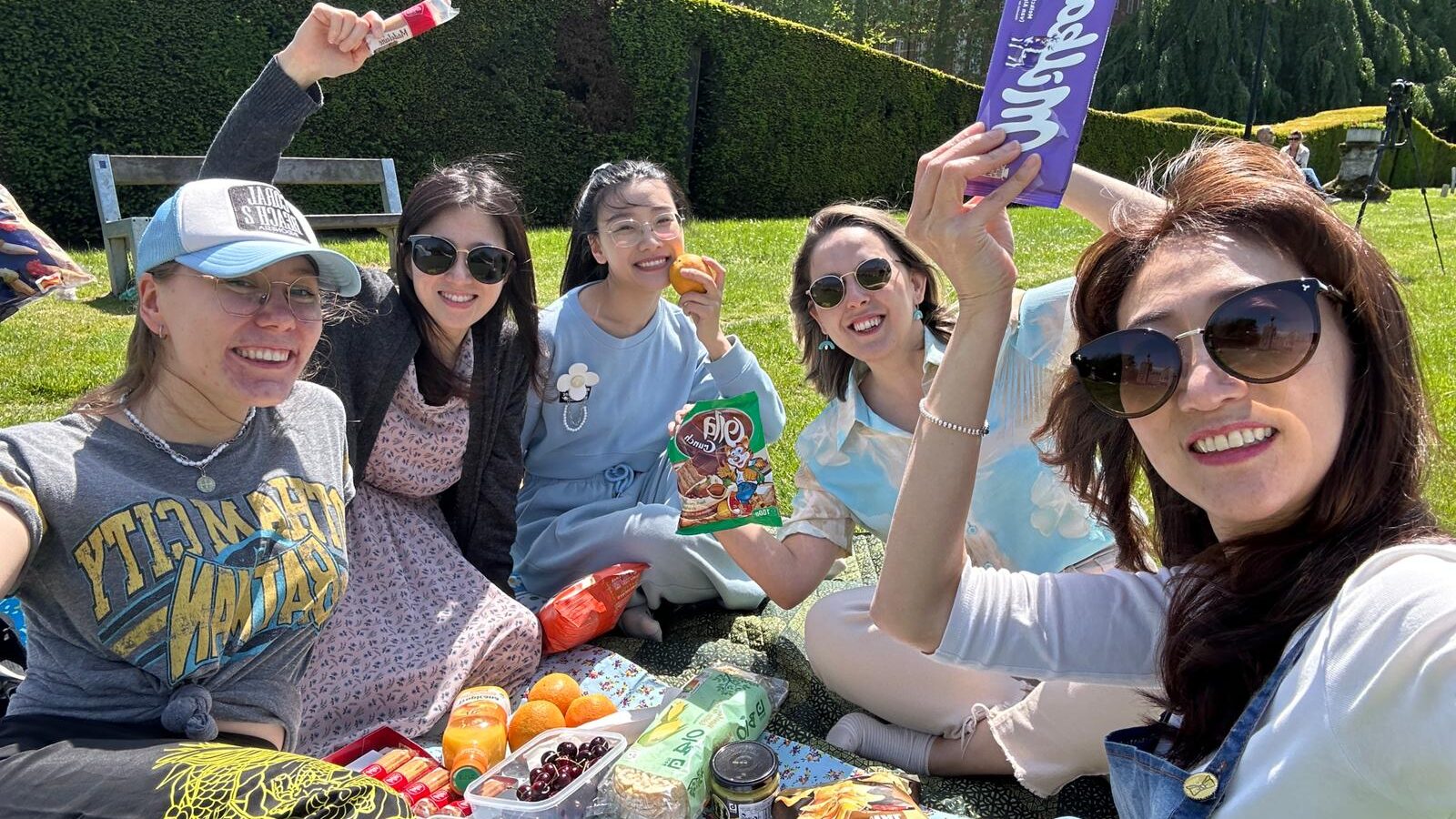 picnic selfie with five girls